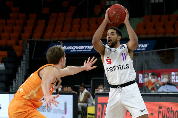 何组织和事 何组织和事